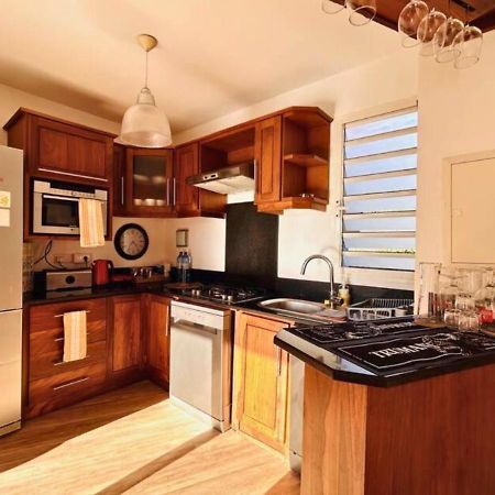 Scenic Riverfront 2 Bedroom Villa In Port Chambly Baie-du-Tombeau Ngoại thất bức ảnh