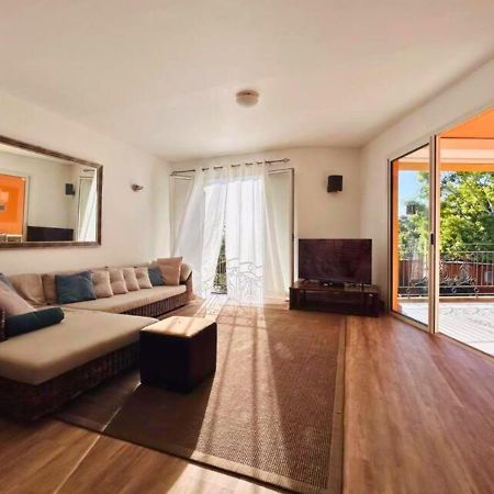 Scenic Riverfront 2 Bedroom Villa In Port Chambly Baie-du-Tombeau Ngoại thất bức ảnh
