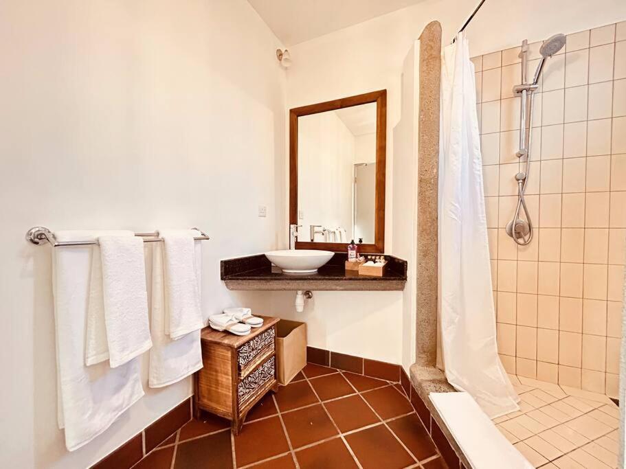 Scenic Riverfront 2 Bedroom Villa In Port Chambly Baie-du-Tombeau Ngoại thất bức ảnh